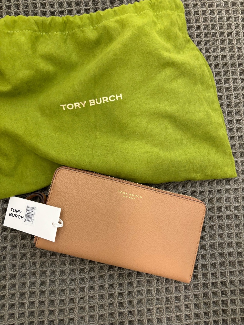 Tory Burch Pebbled Tan Zip Wallet with Gold Logo new with tags
